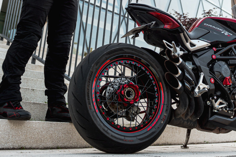 tylny wahacz jednoramienny w motocyklu