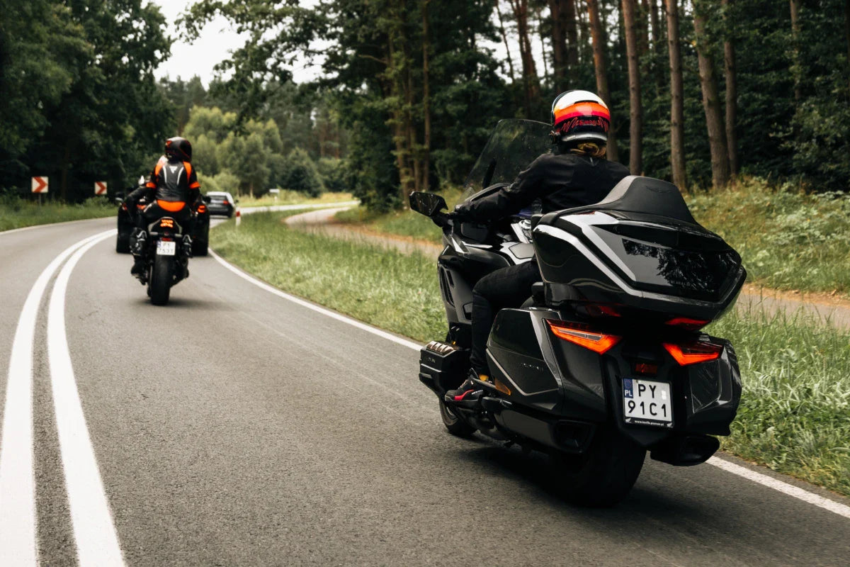 motocykliści hamujący awaryjnie podczas skręcania na drodze