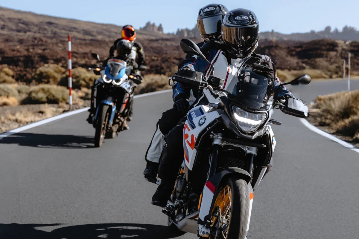 motocykliści na drodze podczas wyprzedzania innego motoru