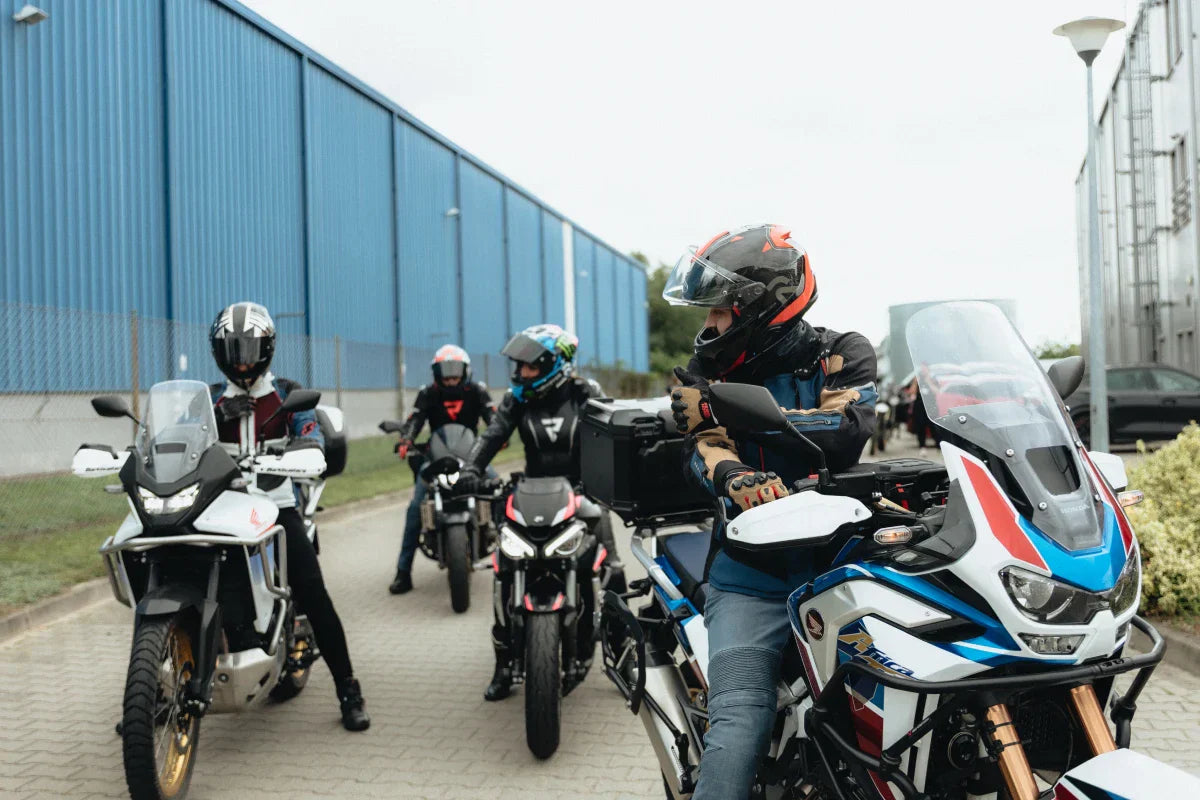 motocykliści stojący w korku