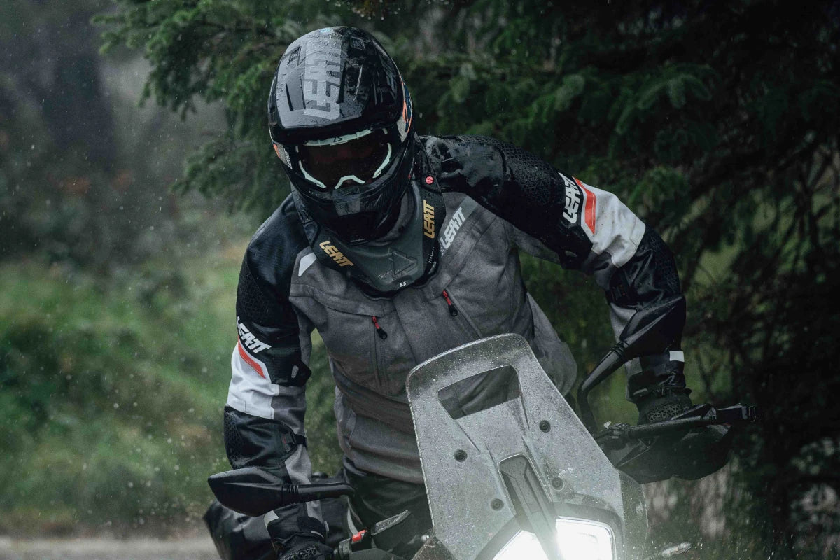 motocyklista jadący motorem podczas deszczu