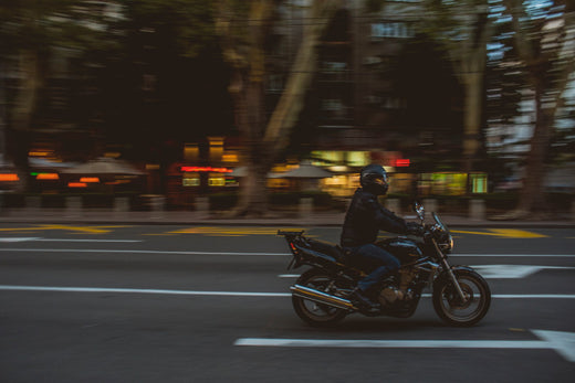 motocyklista na drodze w kurtce miejskiej