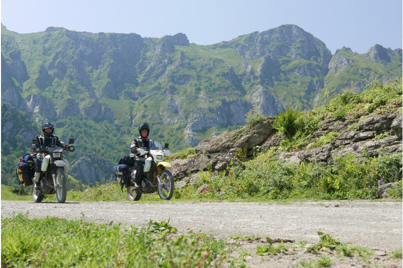 dwóch motocyklistów na trasie z widokiem na góry
