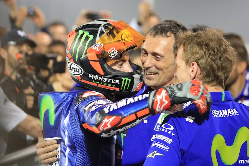 motocyklista MOTOGP 2017 MAVERICK VINALES obejmuje 2 trenerów