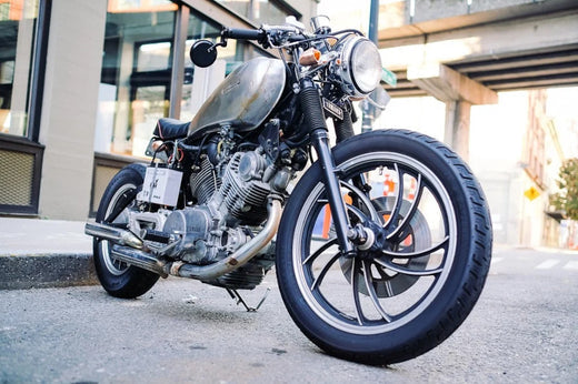 Złodziej kradnie motocykl z ulicy