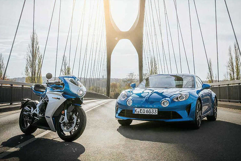 MV Augusta stojąca na moście