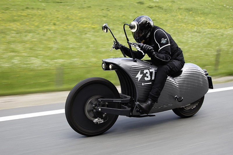 motocyklista na czarnym motocyklu w czarnym kombinezonie