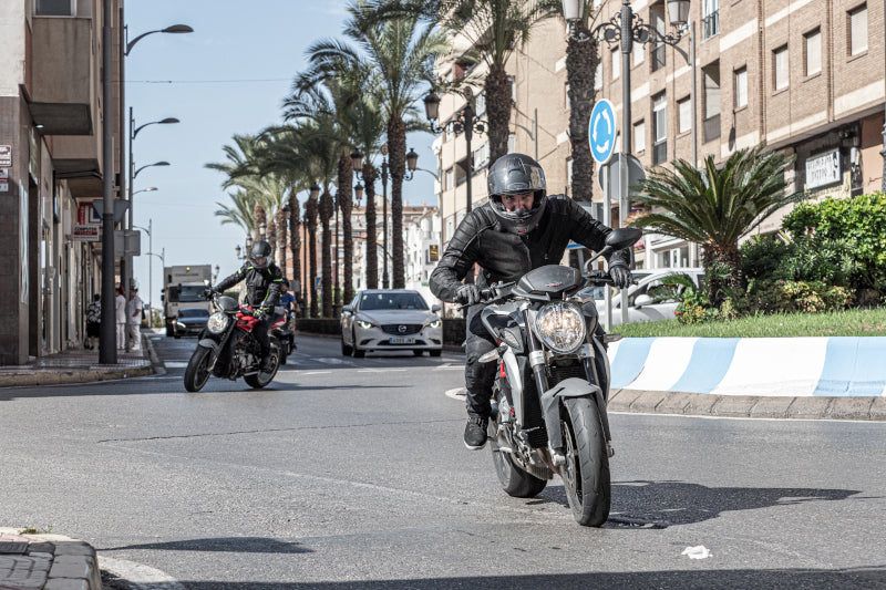 Dwójka motocyklistów jedzie na rondzie