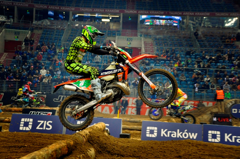 Motocyklista podczas zawodów Enduro