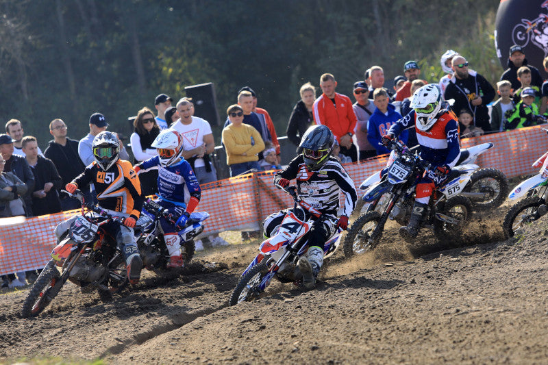mali zawodnicy ścigający się na torze pit-bike offroad - głażewo