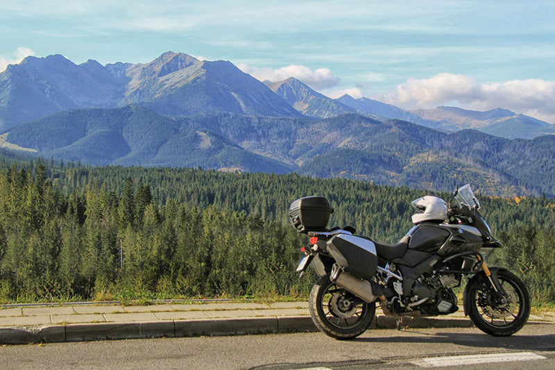 motocykl stoi na drodze Oswalda Balzera