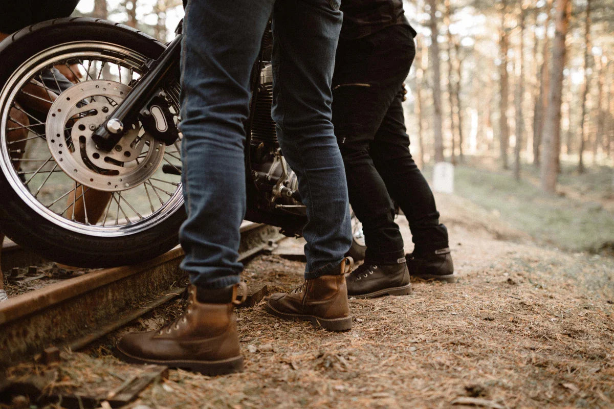 przejazd motocyklem przez tory kolejowe