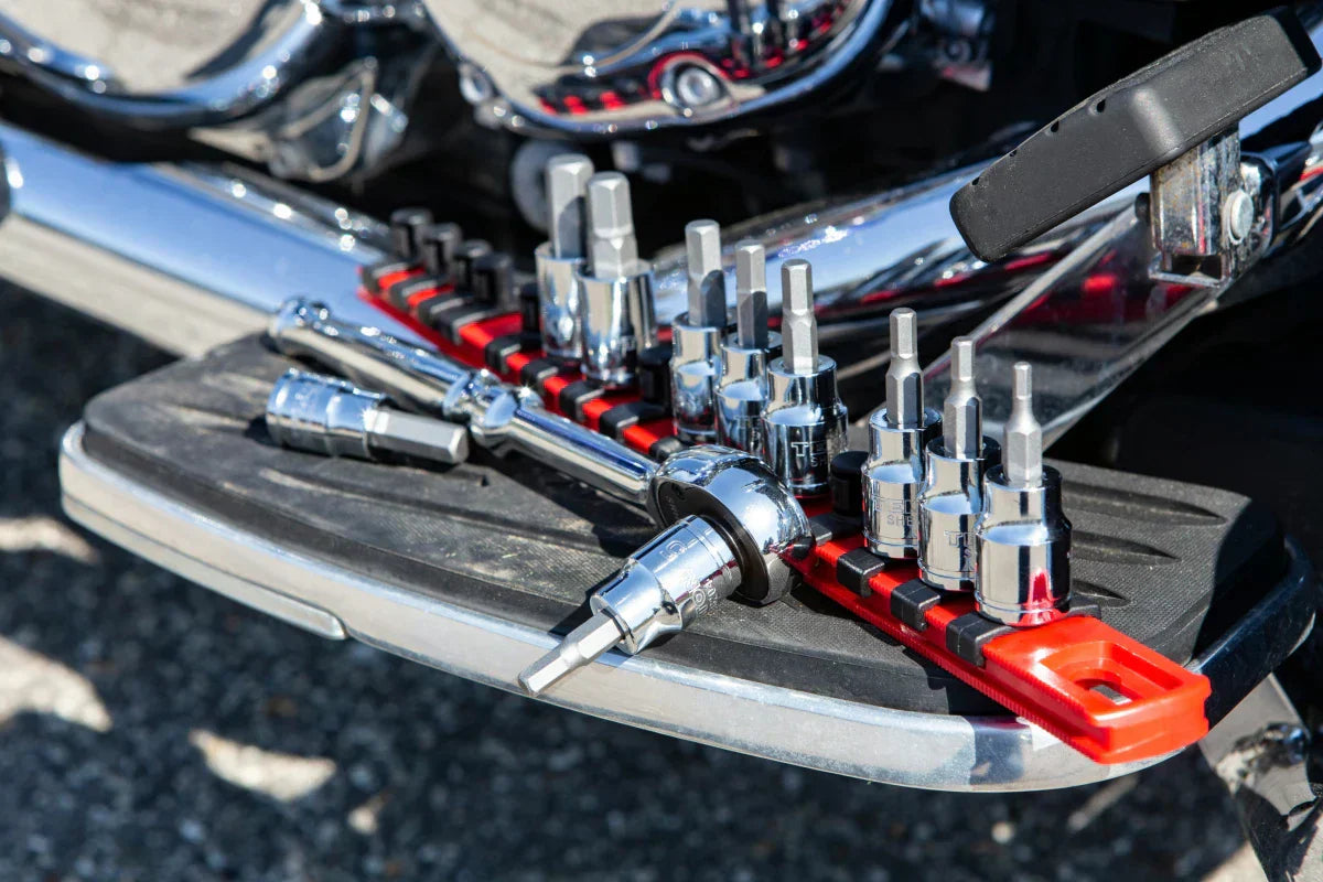 zestaw niezbędnych narzędzi do przygotowania motoru na sezon
