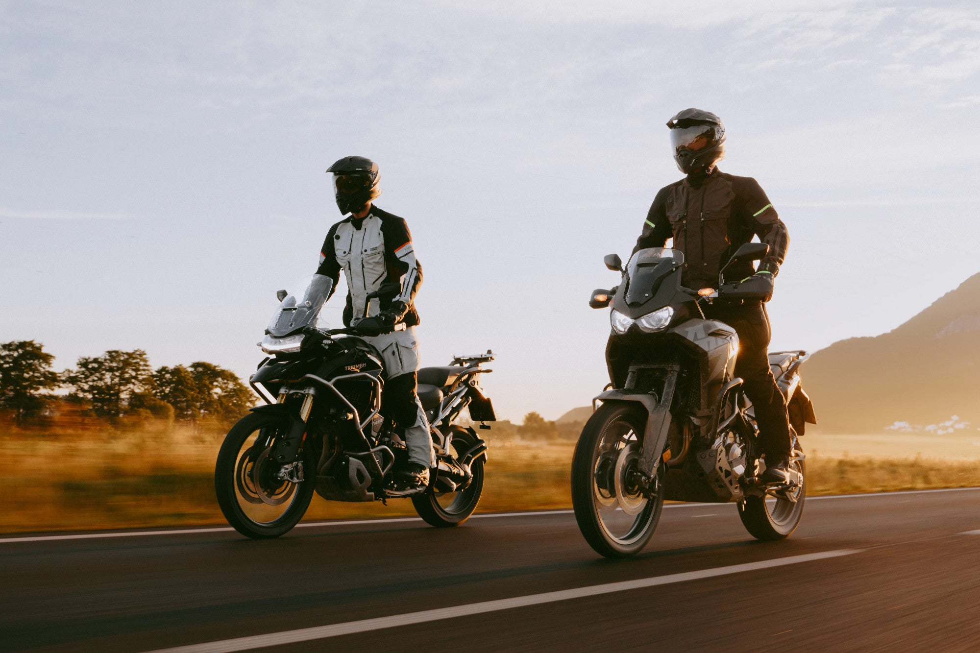 Czas na wyprawę? Poznaj linię turystycznej odzieży motocyklowej Rebelhorn Range