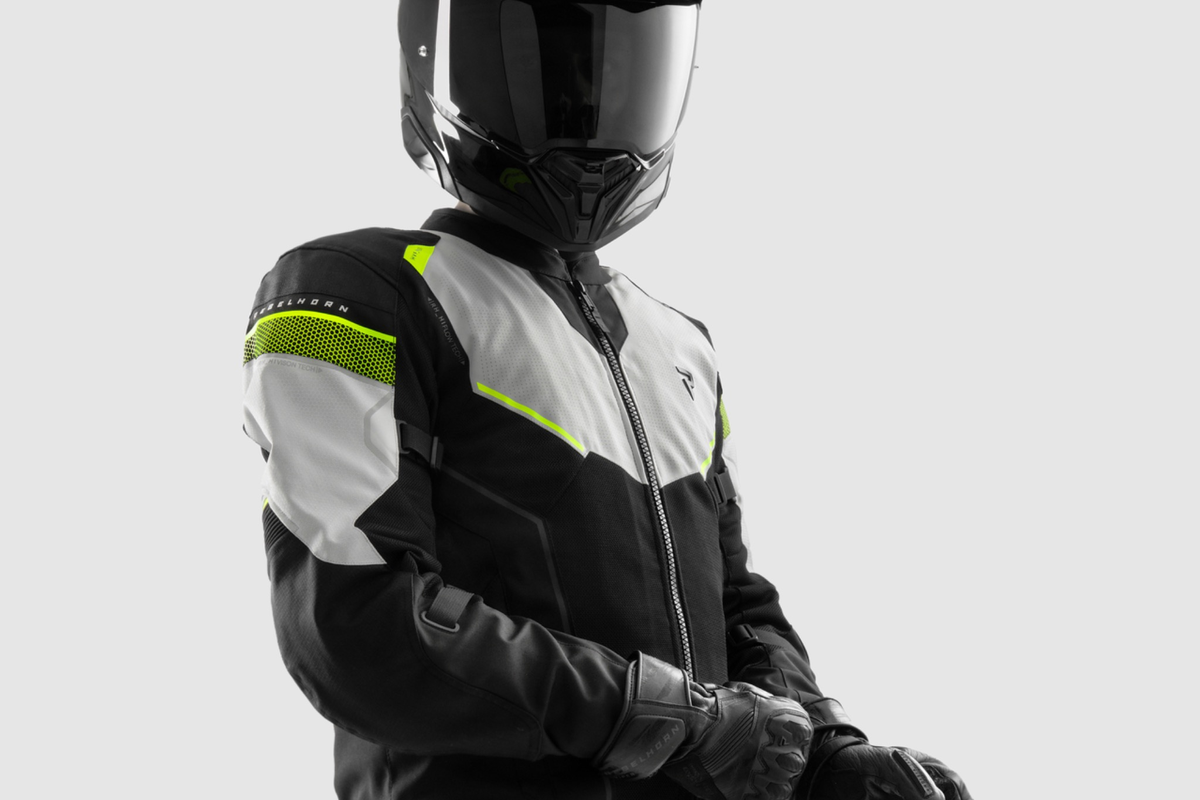 motocyklista ubrany w kurtkę motocyklową Rebelhorn Hiflow V