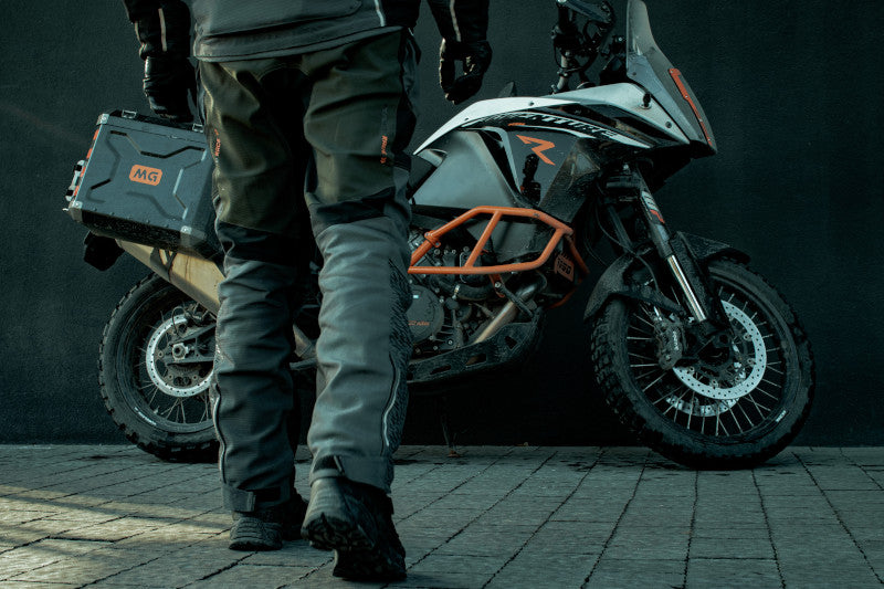 mężczyzna idący w stronę świeżo zarejestrowanego motocykla