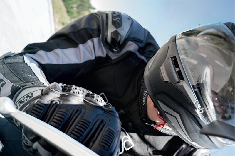 Zbliżenie na motocyklistę wchodzącego w zakręt