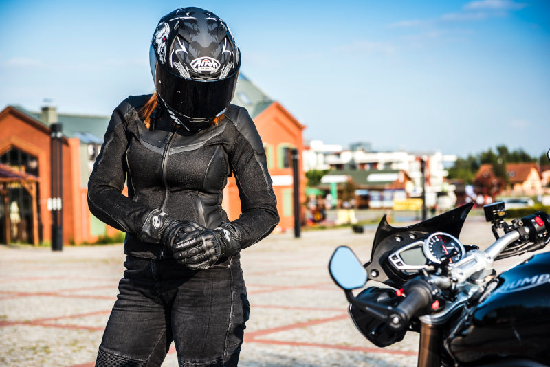 motocyklistka w kasku Airoh