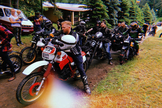 motocyklista na motocyklu podczas Scrambler Fever Rally vol.5
