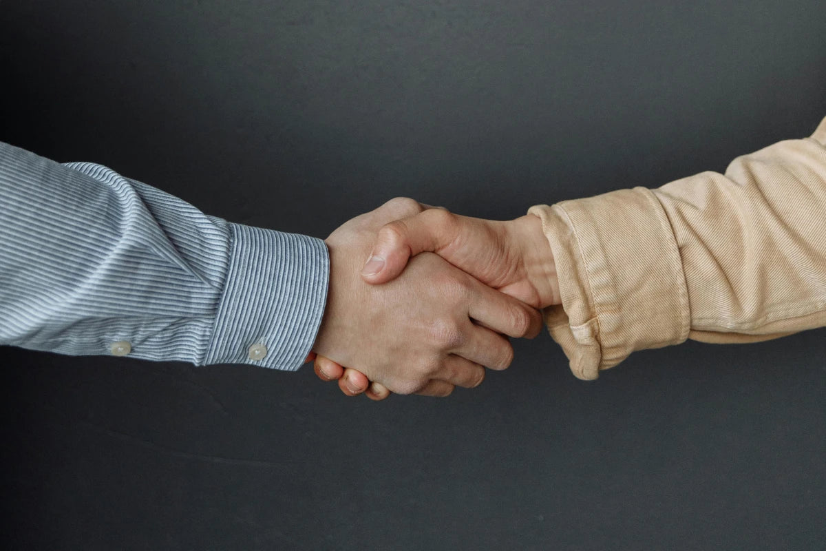 obrazek ilustruje uścisk dłoni między dwoma osobami