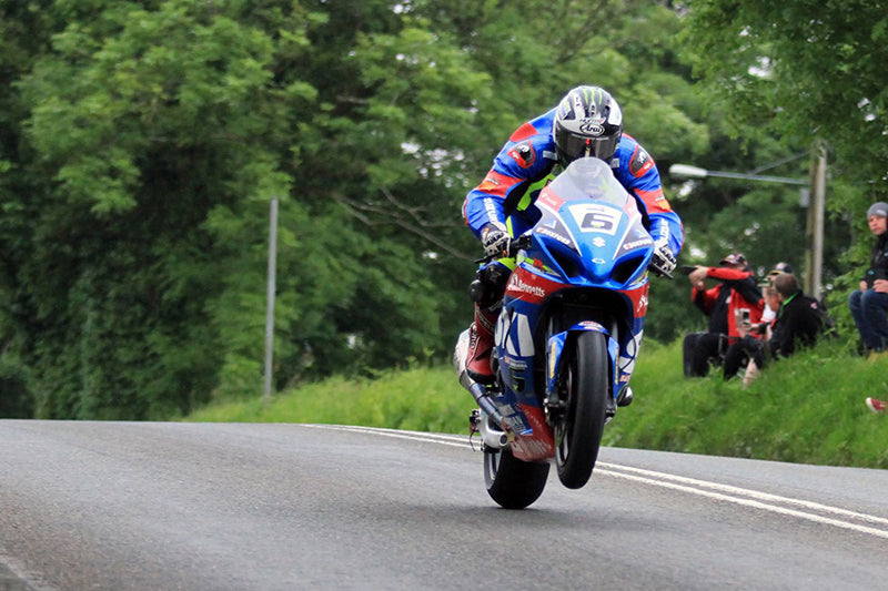 profesjonalny motocyklista podczas wyścigu Isle Of Man TT