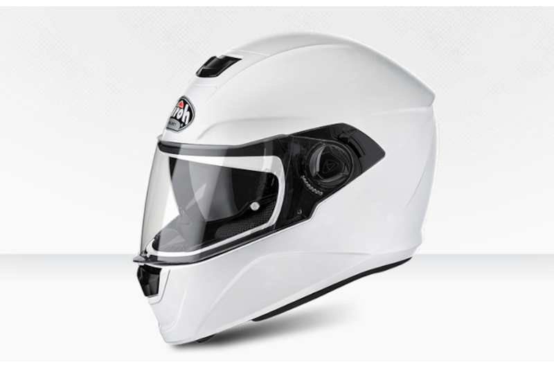 Kask dla motocyklisty w kolorze białym marki Airoh