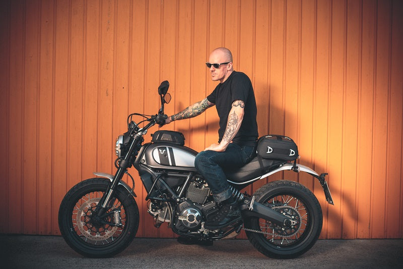 Motocyklista siedzi na motocyklu wyposażonym w sakwy SW-Motech