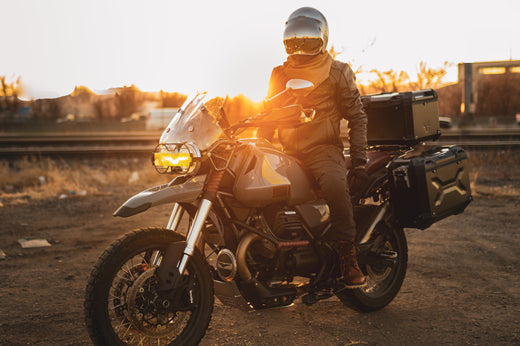 Motocykl ubrany w