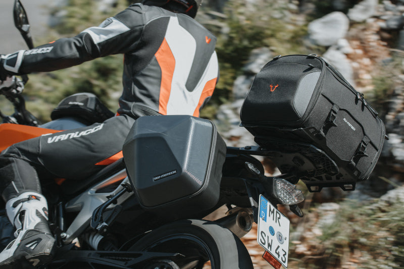 motocyklista jadący na wyprawę, spakowany w dobrej jakości kufry motocyklowe od SW-Motech