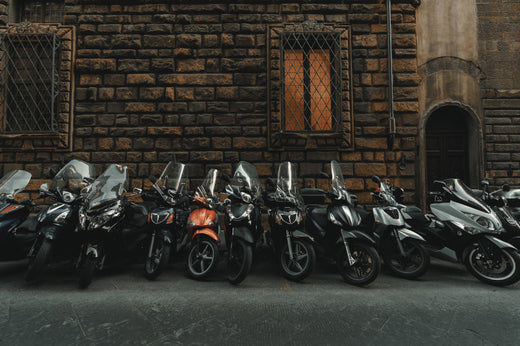 motocykle ustawione jeden obok drugiego