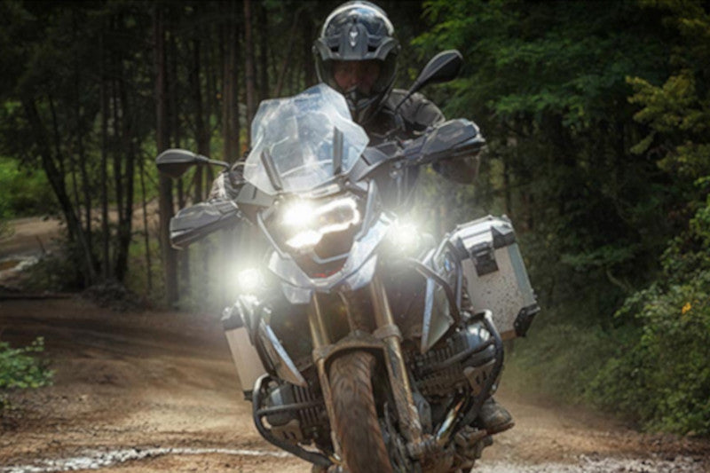 motocyklista na motocyklu turystycznym BMW R1200GS