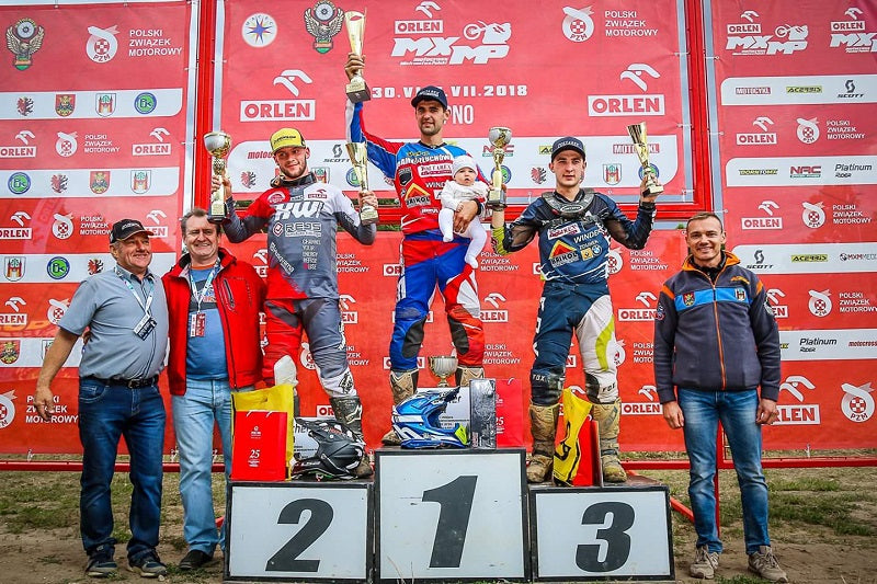 Uczestnicy mistrzostw w Motocrossie na podium