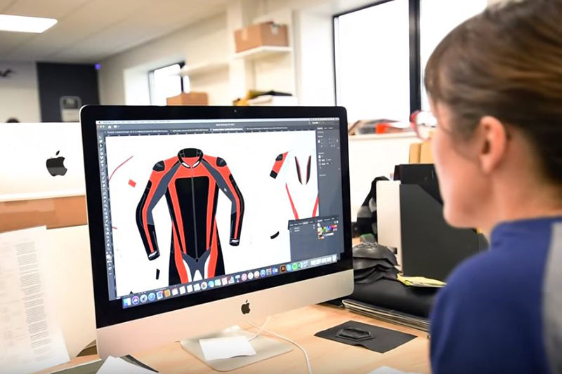 projektantka w czasie wizyty w siedzibie rst moto w anglii, widać monitor z projektem kombinezonu rst i siedzącą tyłem kobietę