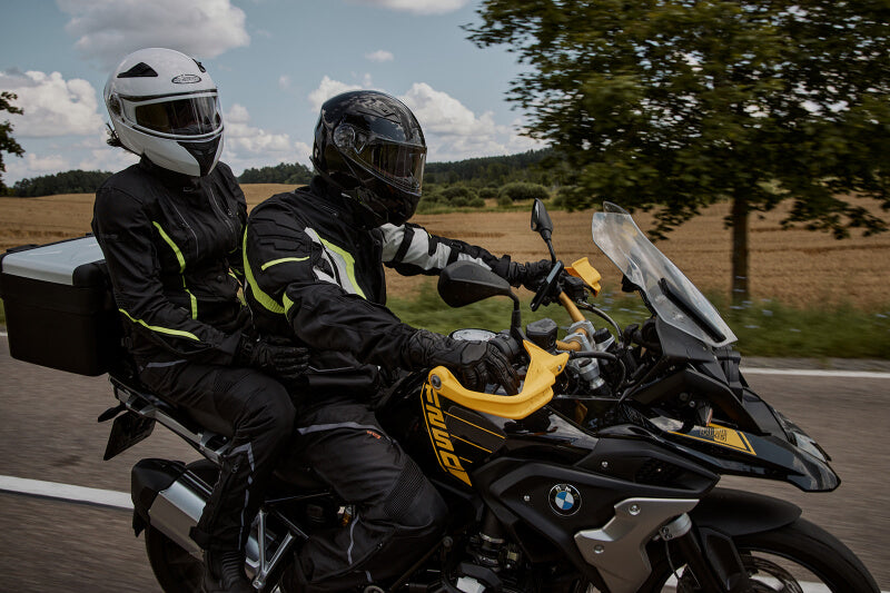 Zasady bezpieczeństwa pasażerów motocykli – dla kierowców i plecaków