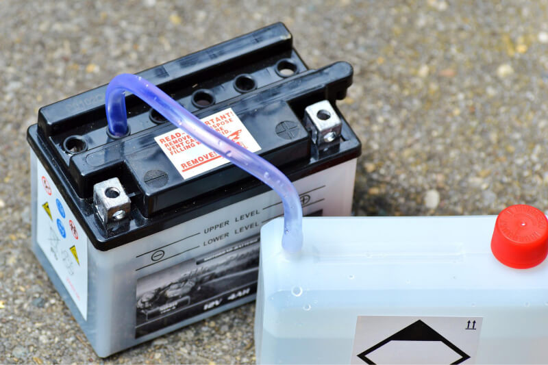 Jak ładować akumulator w motocyklu?