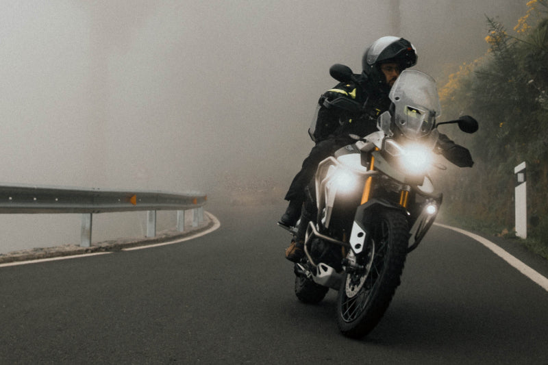 Mężczyzna jadący w kurtce motocyklowej turystycznej Rebelhorn Hardy II