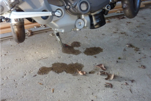 wyciek oleju spod motocykla, plamy oleju