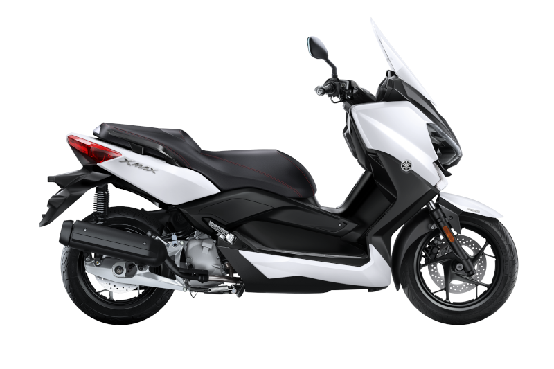 Skuter Yamaha X-max 125 w kolorze czarno-biały, prezentowany bokiem na białym tle