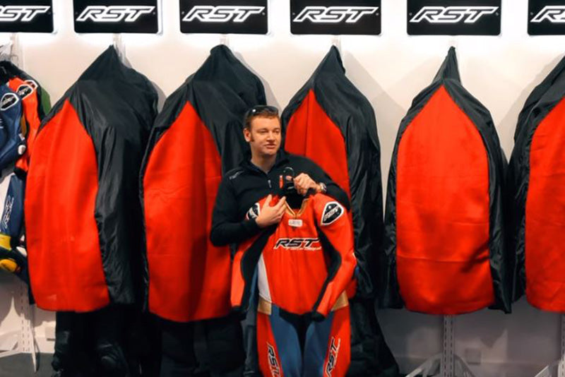 mężczyzna prezentuje kombinezon marki RST