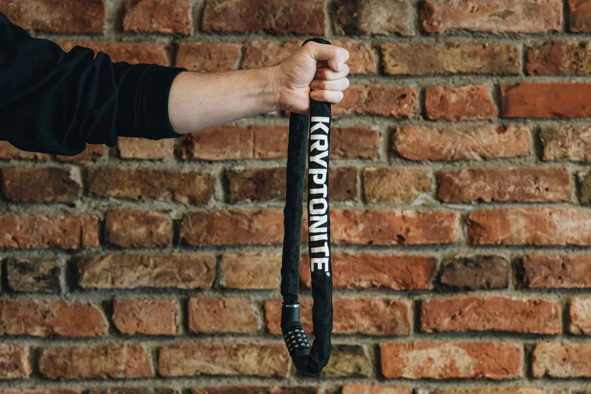 zabezpieczenie motocykla podczas wyprawy - zapięcie łańcuchowe