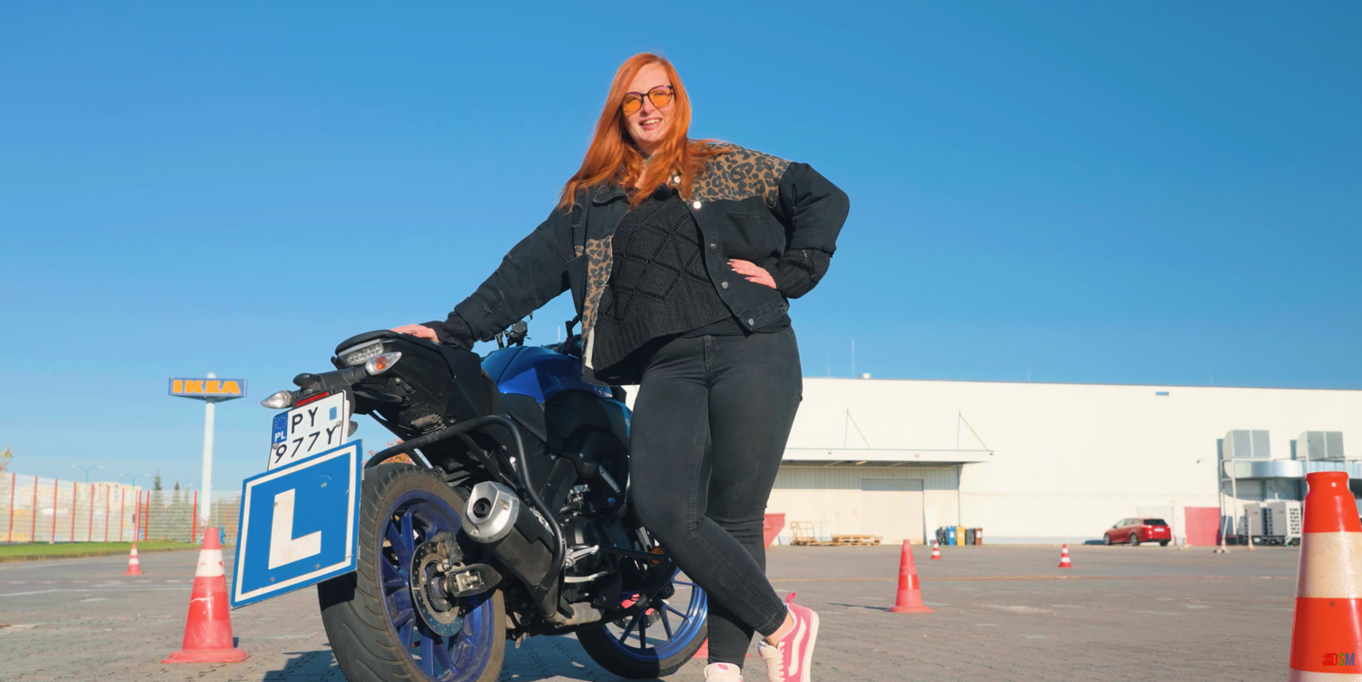 kobieta przy motorze podczas kursu na prawo jazdy
