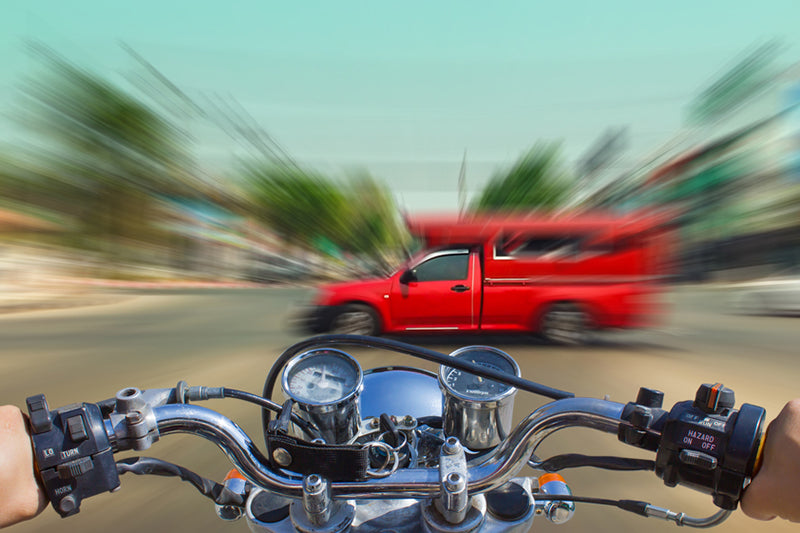 motocyklista pędzący wprost na samochód