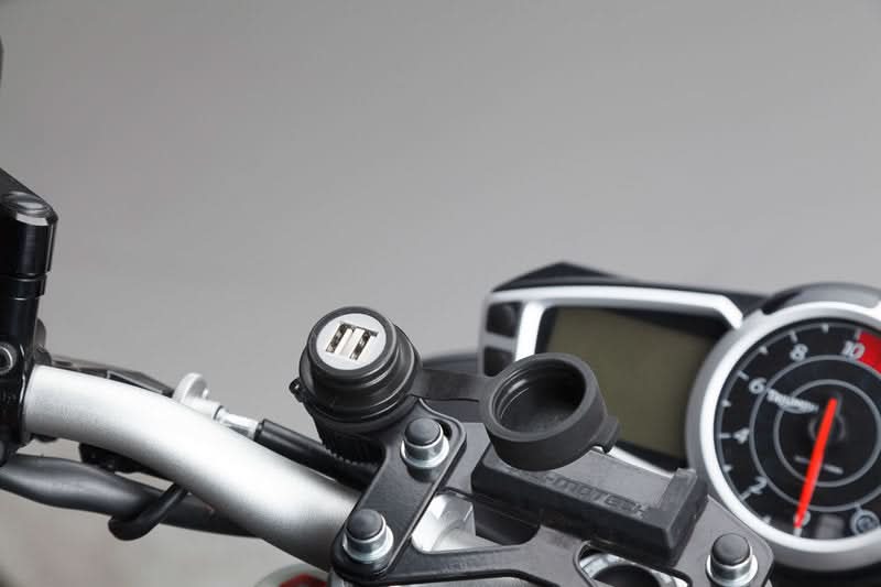 GNIAZDO ZAPALNICZKI Z PODWÓJNYM PORTEM USB 12V SW-MOTECH 3