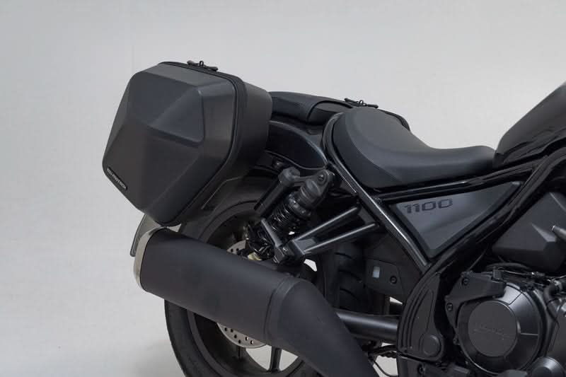ZESTAW KUFRÓW BOCZNYCH URBAN ABS I STELAŻY SW-MOTECH HONDA CMX1100 REBEL (20-) BLACK 2X16,5L 5