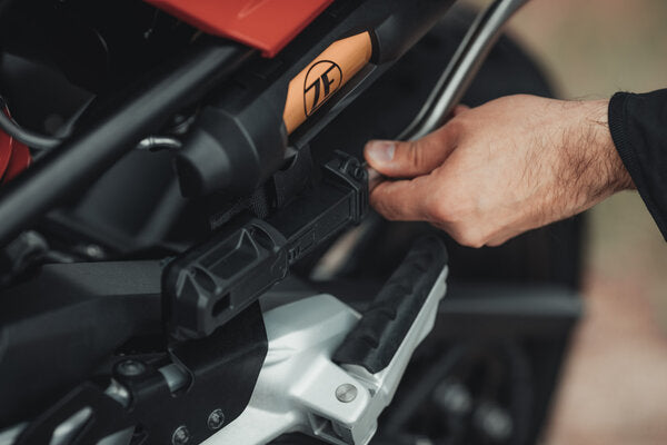 ZESTAW SAKW PRO BLAZE I STELAŻY SW-MOTECH YAMAHA FZ1,FZ1 FAZER/FZ8,FZ8 FAZER BLACK 5