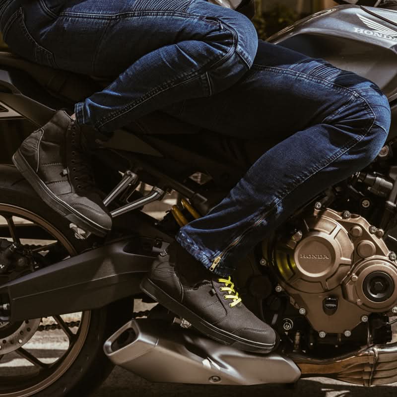 Buty Ozone Town Black/Pink 21 213111_ZAL566200.jpg