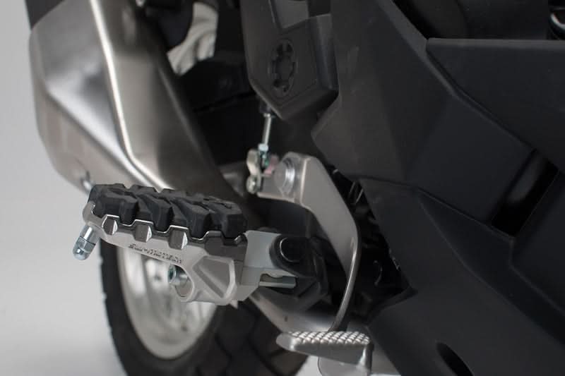 PODNÓŻKI EVO SW-MOTECH KAWASAKI MODELS BLACK/SILVER 1