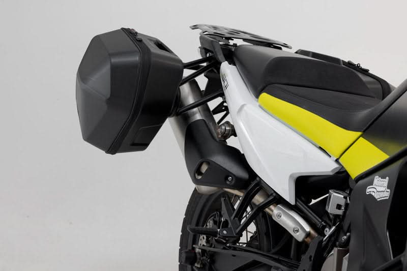 ZESTAW KUFRÓW BOCZNYCH URBAN ABS I STELAŻY SW-MOTECH HUSQVARNA NORDEN 901 (21-) BLACK 2X16,5L 5