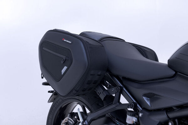 ZESTAW SAKW BOCZNYCH PRO BLAZE H I STELAŻY SW-MOTECH TRIUMPH TRIDENT 660 / DAYTONA 660 BLACK 5