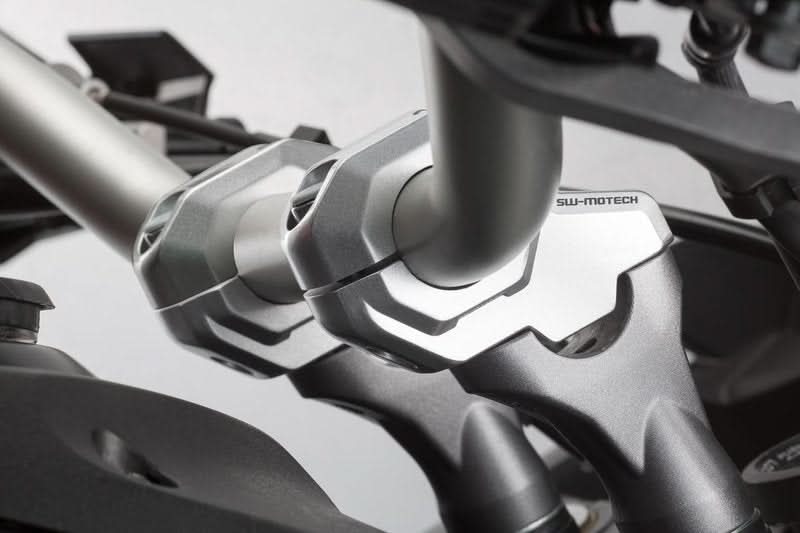 ZESTAW PODWYŻSZAJĄCY KIEROWNICĘ SW-MOTECH 22MM PODWYŻSZENIE 30MM PRZESUNIĘCIE 21MM SILVER 3